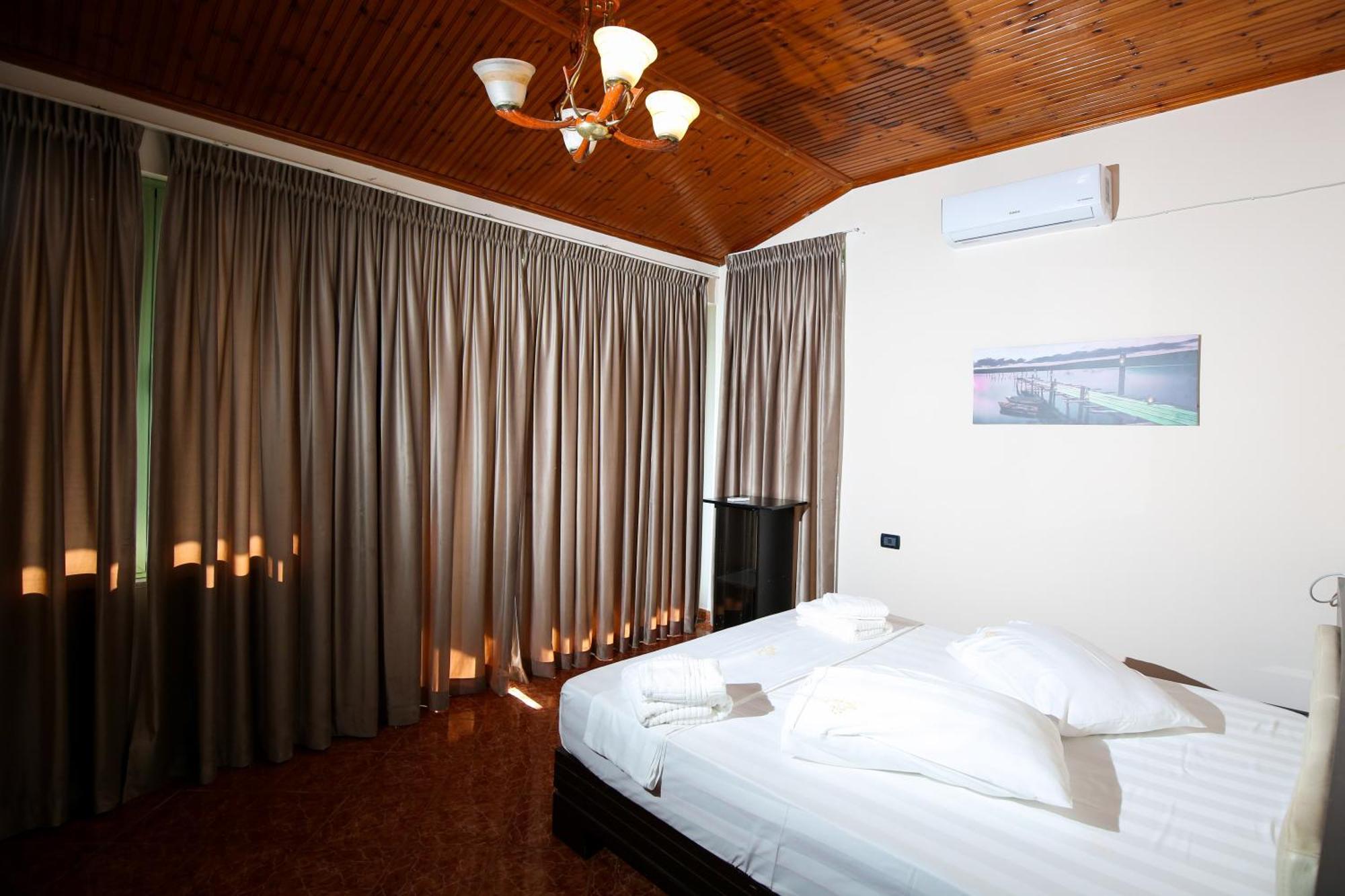 The Hart Hotel Vlore Exterior photo